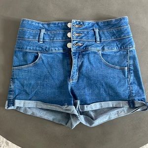 Size 7 Garage Clothing High waisted denim shorts medium wash